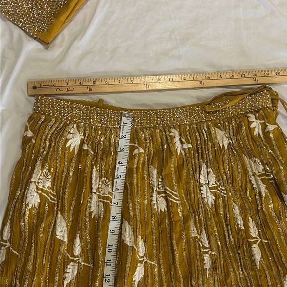 Lehenga charnyia choli yellow white gold. Net Duppatta
Pearls, sequins size L - Picture 6 of 17